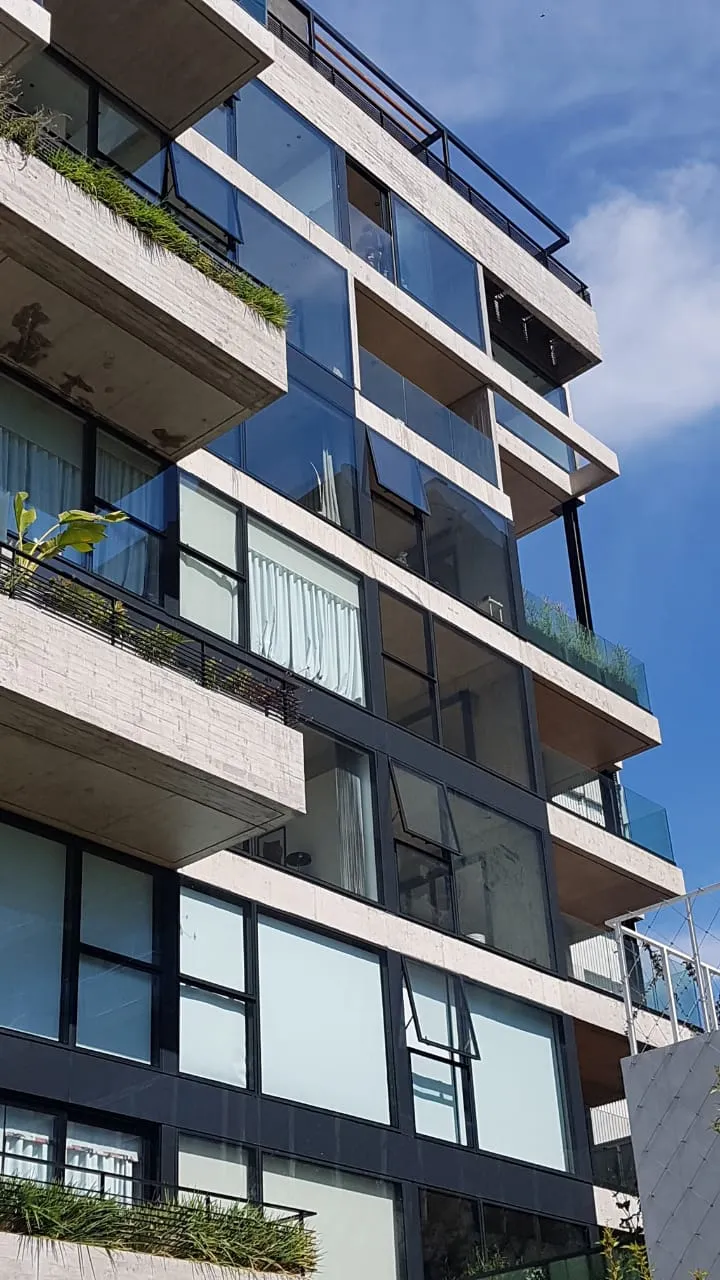 Obra en edificio - fachada vidriada 10